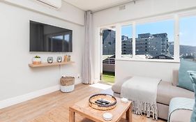 Coastal City Vibes - Stylish 2-Bedroom